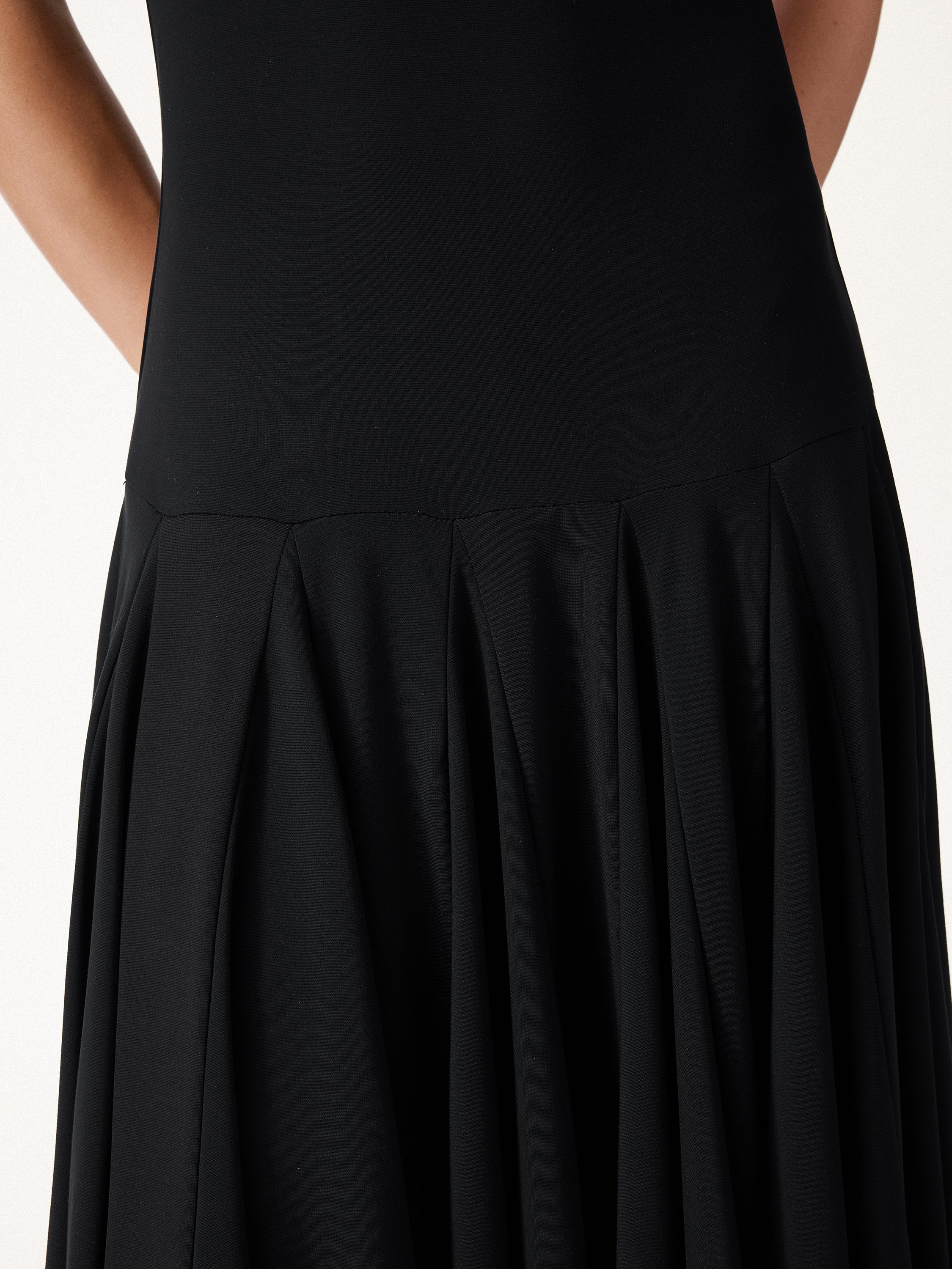 Forever Classy The Little Black Dress - Image 4